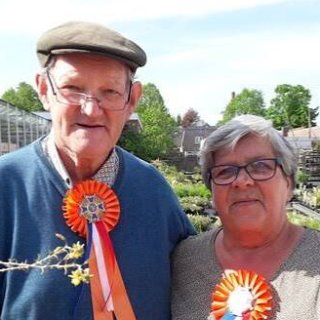 Bert en Annie Klerks bij het tuincentrum